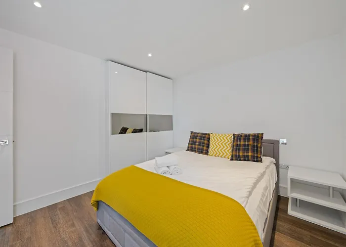 Riverside 1Br With Easy Transport 20Min To City Centre
