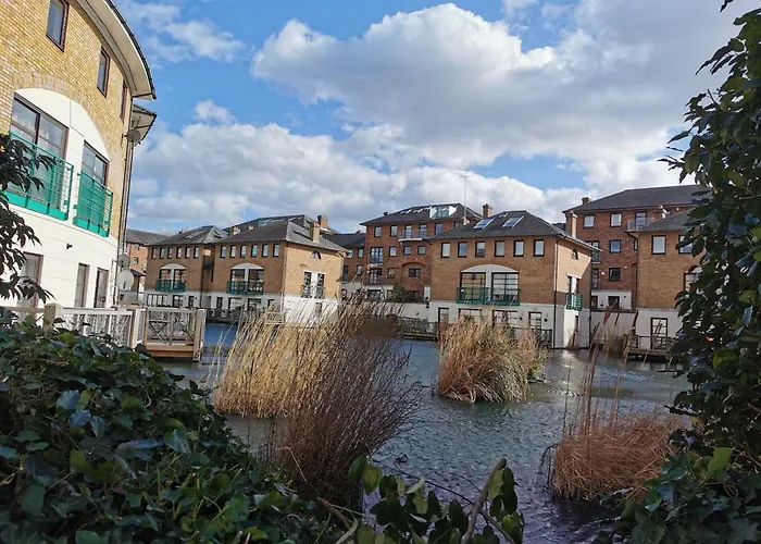 Riverside 1Br With Easy Transport 20Min To City Centre