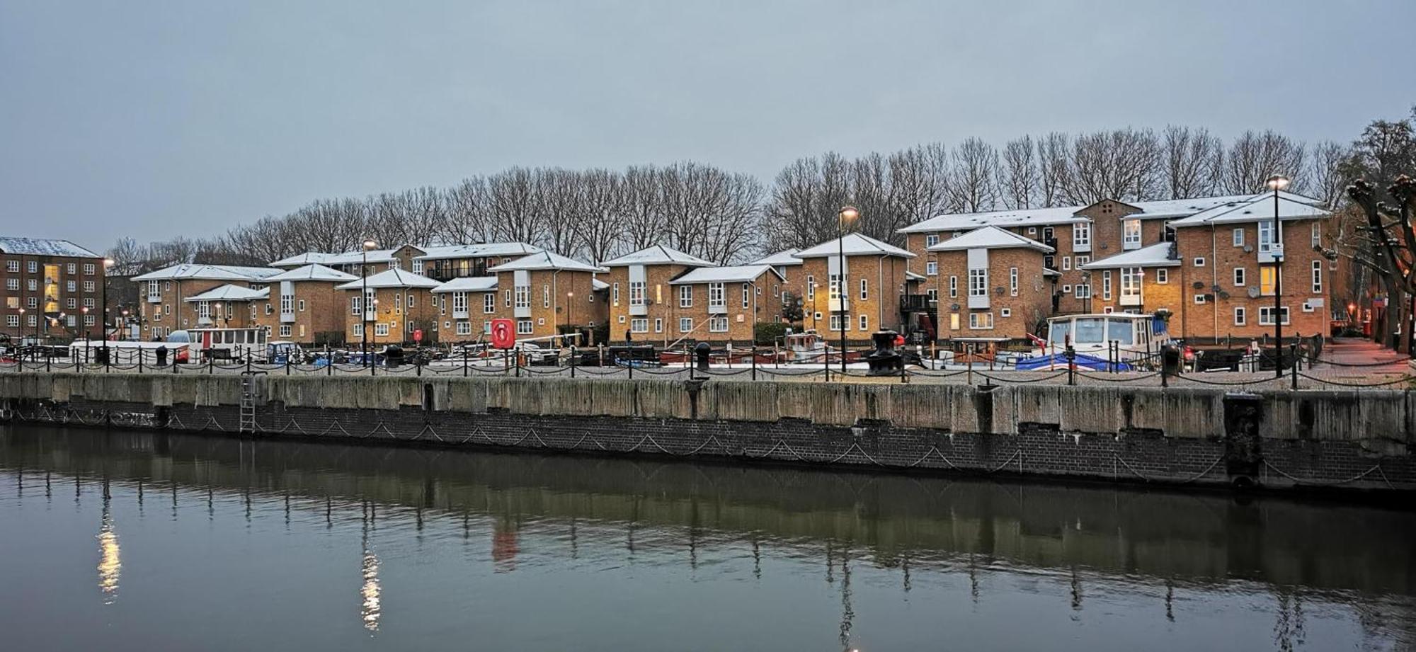 Riverside 1br With Easy Transport 20min To Centre Apartment