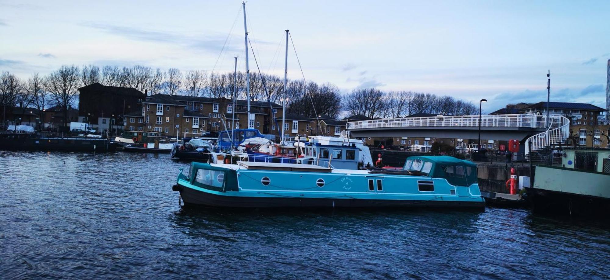Riverside 1br With Easy Transport 20min To Centre